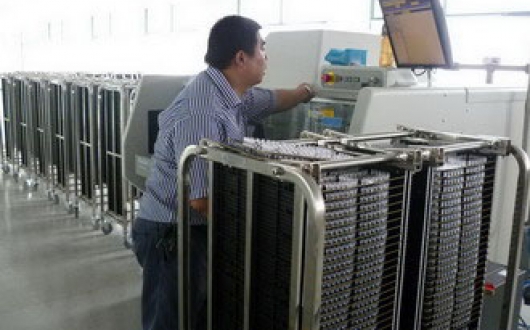 公司新購兩臺環球插件機（立式、臥式）已正式投入生產